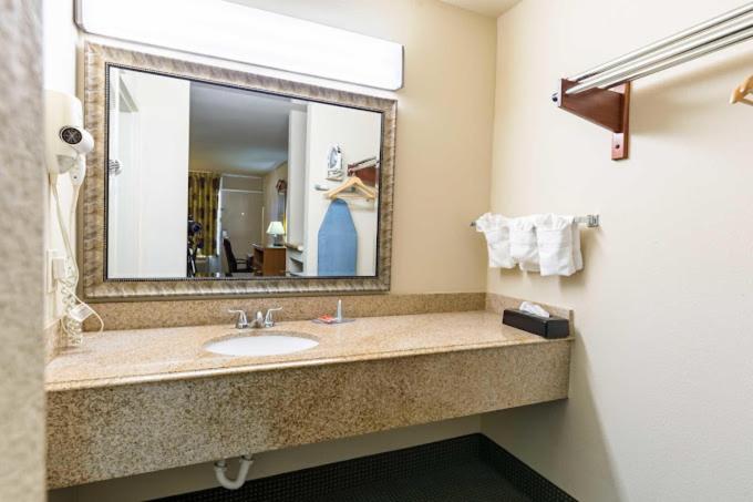 Eco-Inn Suites Бейтаун Экстерьер фото